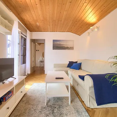 Nana - 3* Baška